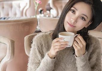 QingDouKe青豆客 – 私拍之路，施忆佳的睡衣，这种随性也太好看了吧？