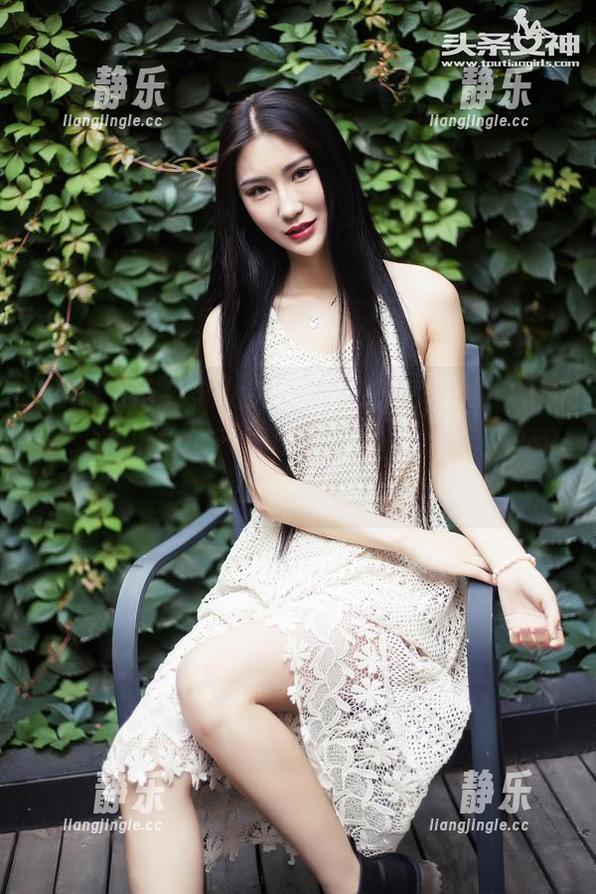 TouTiao头条女神-松果儿 TouTiao头条女神 - 白裙搭配松果儿的灵魂:私拍让你一秒进入‘我是公主’模式,美图大有玄机!