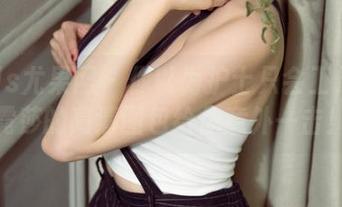 UGirls尤果网 – 你以为护士只会工作？艾霓莎的高清图包给你意外一击！