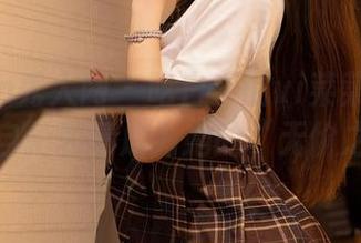 Xiuren秀人网 – 吃白菜的vi菜菜的最新写真，自拍表情成为她的“无价之宝”。