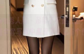 Xiuren秀人网 – 吊带不只是衣服，周慕汐在全套写真中展现了气息与个性。