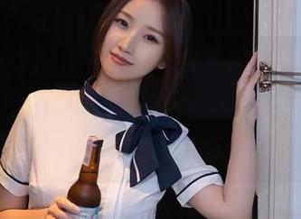Xiuren秀人网 – 无法抵挡的搭配！绯月樱-Cherry精选写真集：炸裂的蕾丝吊袜制服，深得人心的孔雀绿吊裙！