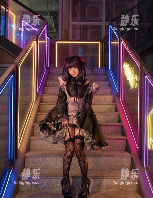 九九八吖 九九八吖的写真,到了“自拍也能有深度”这个境界了吗?