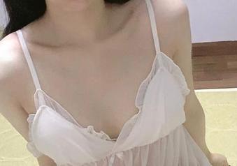体操服下的倦倦喵，毫不避讳地展示她的无圣光作品。