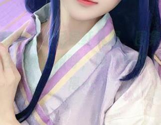 千阳快起床穿上尼禄红礼服，图集中那神情好像在跟我打招呼，隐隐约约又有点疏离…