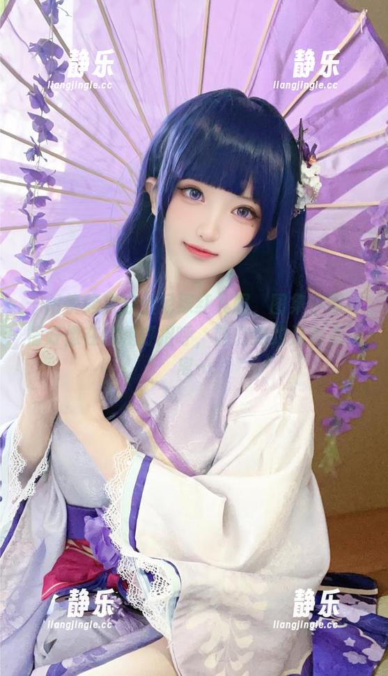 千阳快起床穿上尼禄红礼服，图集中那神情好像在跟我打招呼，隐隐约约又有点疏离…