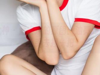 头条女神 – 童安琪的原图：油亮到你都想伸手去捏一把
