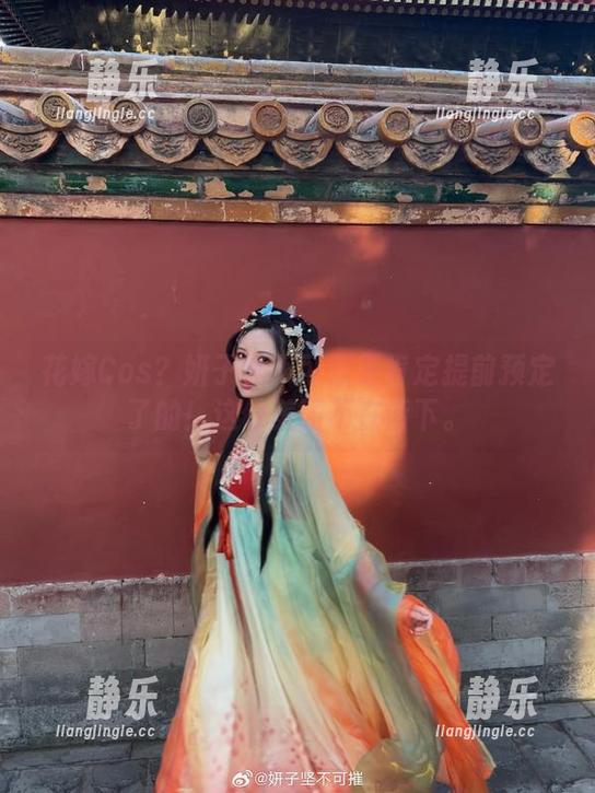 妍子坚不可摧 花嫁Cos?妍子坚不可摧是肯定提前预定了的!这份美丽不在话下。