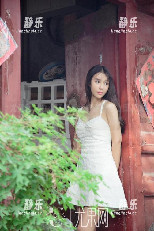尤果网-蜜儿 尤果网 - 办公场景再添些许调皮,蜜儿的美图和图包打着亲密的擦边球。