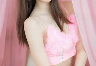 尤蜜荟 – 这作品里的Angela小热巴，吊带的搭配又甜又带点禁忌，这视觉太让人想多说几句了。