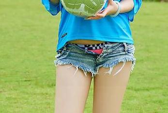 尤蜜荟 – 更新啦！何嘉颖的照片，香蕉与女孩，果然搭配得恰到好处。