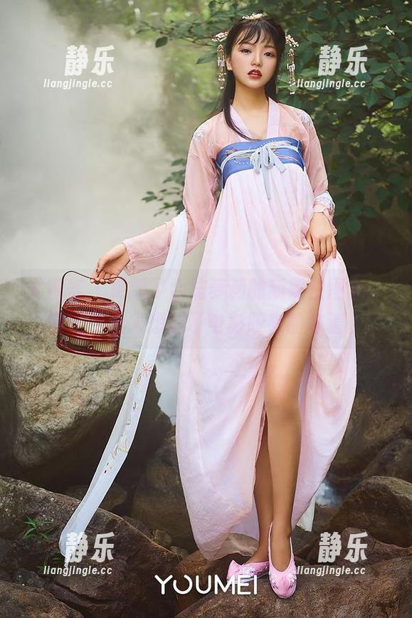 尤蜜荟-合法萝莉 尤蜜荟 - 更新了合法萝莉的新黑白图包,真的是让人想起了电影胶卷的味道。