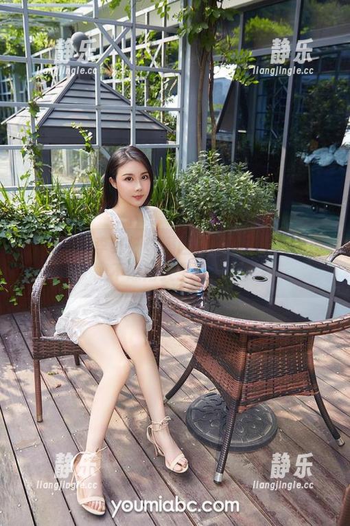 尤蜜荟-李纤纤 尤蜜荟 - 李纤纤在满园里又拍了最新美图,像不像陷入了花海个人秀