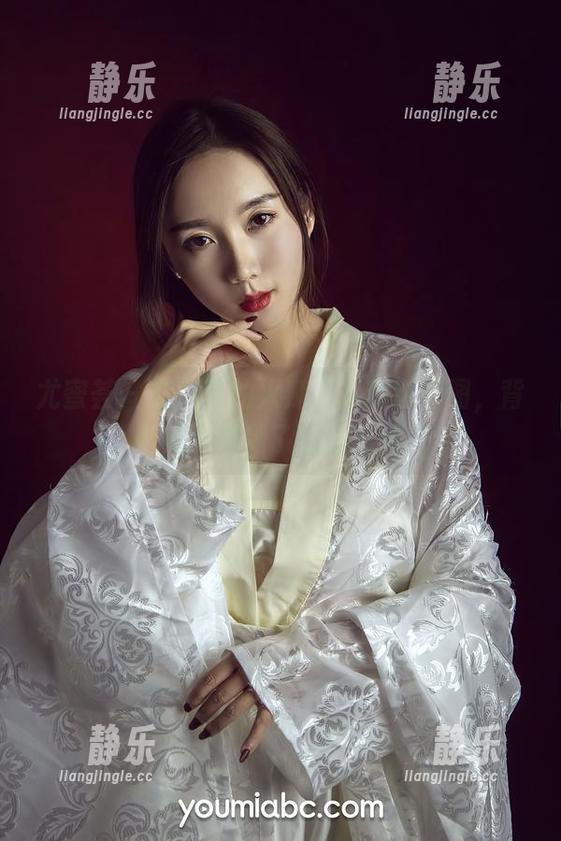 尤蜜荟-艾小青 尤蜜荟 - 艾小青的火辣天后精选套图,背影美到模糊了我的思绪。