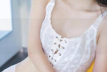 推女神 – 在线上转身，“戴唯一”的牛仔裤让我意识到，我的衣柜需要更新了。