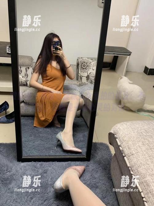提袜少女 微密圈 - 吊带与提袜少女私拍的缘分:不仅美图,更像是一场心灵的对话。