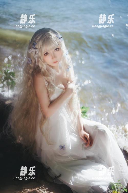 是三不是世w 是三不是世w的透明女仆,一套写真开启你对“工作的另类想象”。