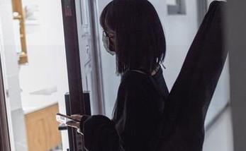 这图片合集让人对杏仁曲奇和她的礼服有种‘难以自制’的迷恋，原来美丽也有另一种味道。