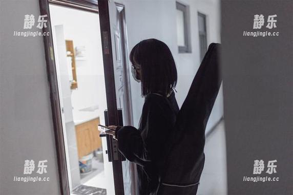 杏仁曲奇 这图片合集让人对杏仁曲奇和她的礼服有种‘难以自制’的迷恋,原来美丽也有另一种味道。