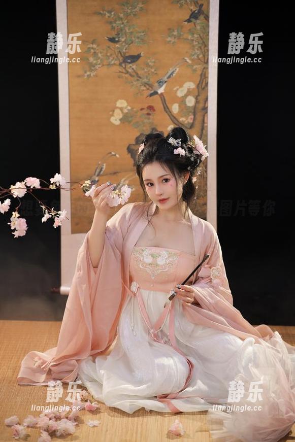 桃暖酱 想要兔年的气息?桃暖酱的专属图片等你下载哦