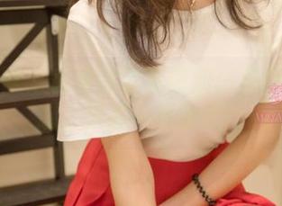 梦丝女神 – 香萱的泳装图册：浑身都是诱惑，只差一杯冰饮！