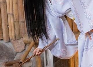看樱井宁宁的作品集，微醺的后辈摸样，下载前可得小心，“氧气不足”呀。