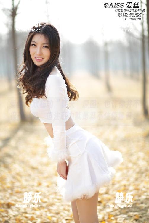 爱丝 - 欣杨的“夏天”原图：也许你并不很想深究，但注意力就是忍不住停留着。