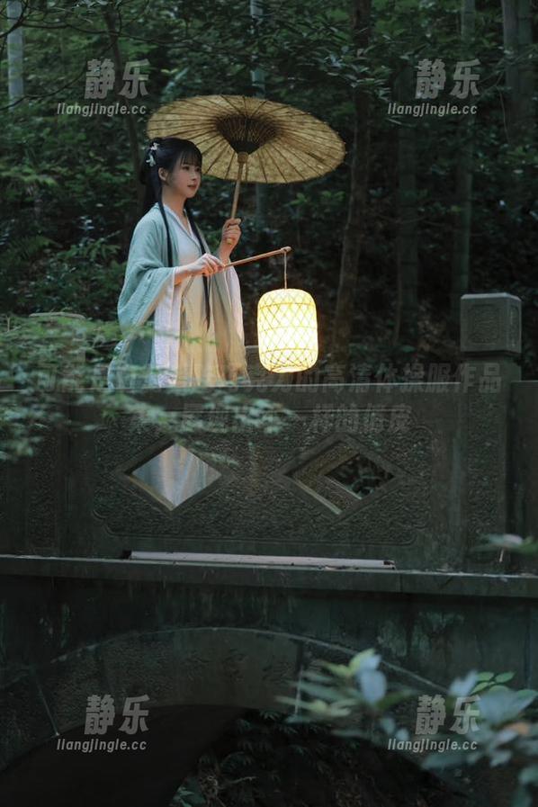 白莉爱吃巧克力 可能是白莉爱吃巧克力的高清体操服作品集,展现出不一样的俏皮