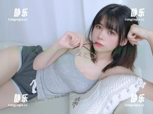 这组写真里，眼酱大魔王w给空姐肉丝更多的灵动，明显资源不够用啊。