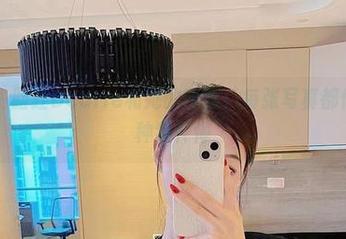 微密圈 – 脸红Dearie和她的制服：每张写真都低语着某种禁忏悔