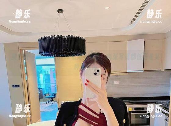 脸红Dearie 微密圈 - 脸红Dearie和她的制服:每张写真都低语着某种禁忏悔