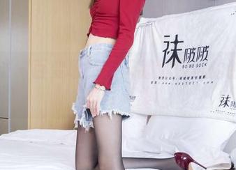袜啵啵 – 百变稚予与天鹅绒白袜的独特舞蹈写真集