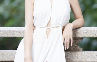 语画界 – 小蛮妖Yummy的少女写真：原图里的她偷偷在撒娇嘛？