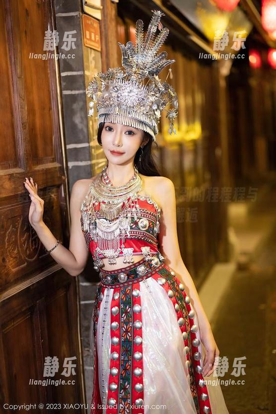语画界-程程程 语画界 - 这套图里有意想不到的程程程与高跟鞋、筒袜的邂逅