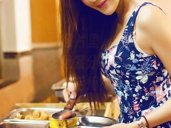 青豆客 – 右边的图片里，赵伊彤和牛仔裤搭配得不一般，赶紧分享一下，不然会不会后悔？