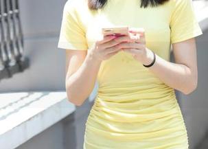 魔镜街拍 – 商场里的萌宝儿：包臀裙、肉丝与哈哈镜的奇遇