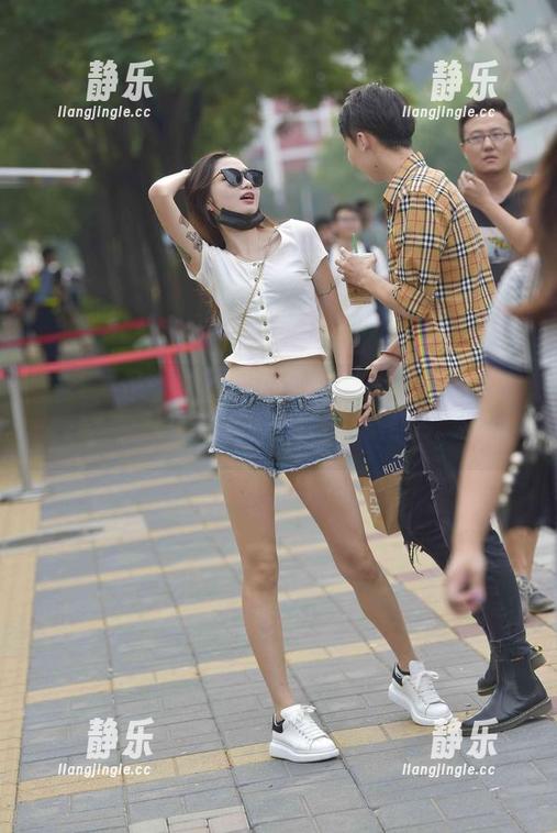 魔镜街拍：表妹来了，照到你想要的免支付福利